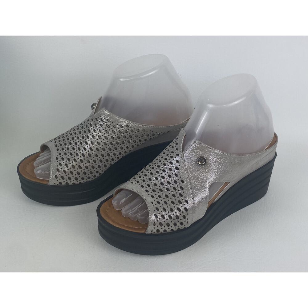 G.U.E.R.O. Womens Shoes Silver Metallic Wedge Sandals Open Toe Sz 38‎ Sz 7